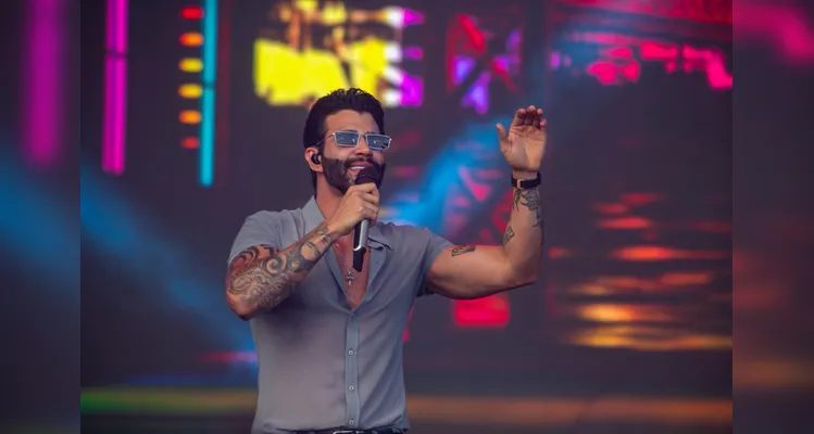 Gusttavo Lima faz show de 3 horas para 265 mil pessoas em Matinhos; confira os registros