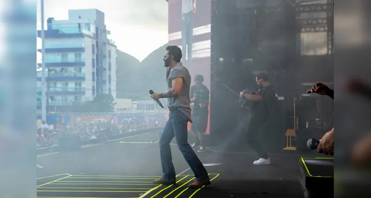 Gusttavo Lima faz show de 3 horas para 265 mil pessoas em Matinhos; confira os registros