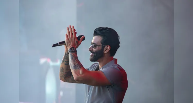 Gusttavo Lima faz show de 3 horas para 265 mil pessoas em Matinhos; confira os registros