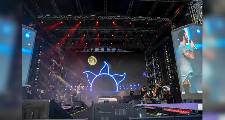 Gusttavo Lima faz show de 3 horas para 265 mil pessoas em Matinhos; confira os registros