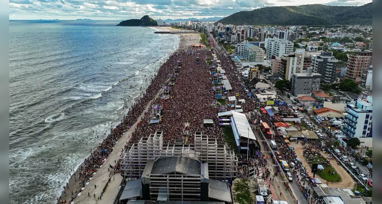 Gusttavo Lima faz show de 3 horas para 265 mil pessoas em Matinhos; confira os registros