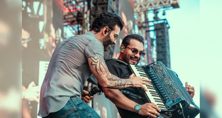 Gusttavo Lima faz show de 3 horas para 265 mil pessoas em Matinhos; confira os registros