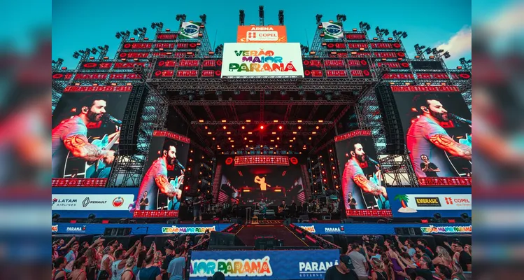 Gusttavo Lima faz show de 3 horas para 265 mil pessoas em Matinhos; confira os registros