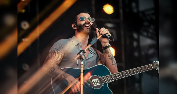Gusttavo Lima faz show de 3 horas para 265 mil pessoas em Matinhos; confira os registros