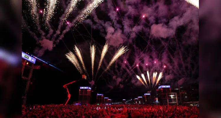 Gusttavo Lima faz show de 3 horas para 265 mil pessoas em Matinhos; confira os registros