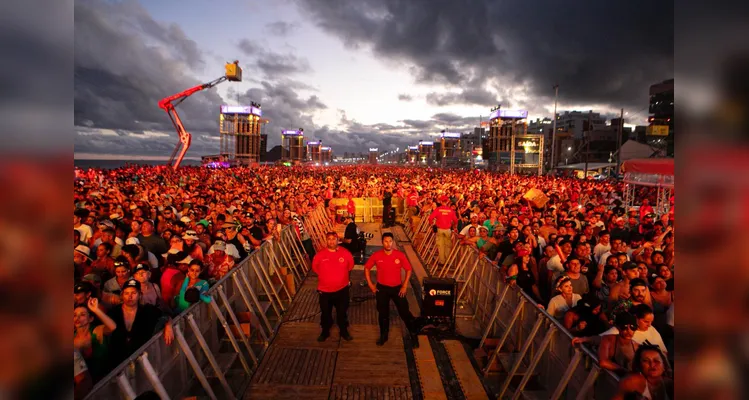 Gusttavo Lima faz show de 3 horas para 265 mil pessoas em Matinhos; confira os registros