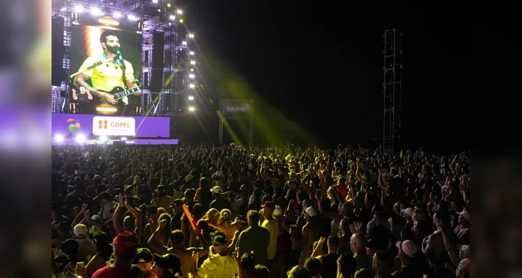 Gusttavo Lima faz show de 3 horas para 265 mil pessoas em Matinhos; confira os registros