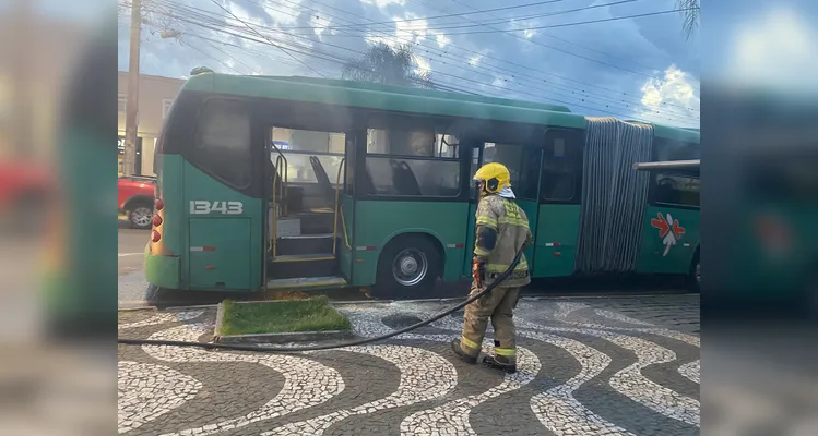 Ônibus da VCG pega fogo na 'Ernesto Vilela' em Ponta Grossa