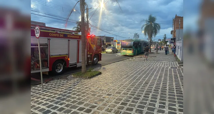 Ônibus da VCG pega fogo na 'Ernesto Vilela' em Ponta Grossa