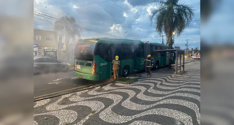 Ônibus da VCG pega fogo na 'Ernesto Vilela' em Ponta Grossa