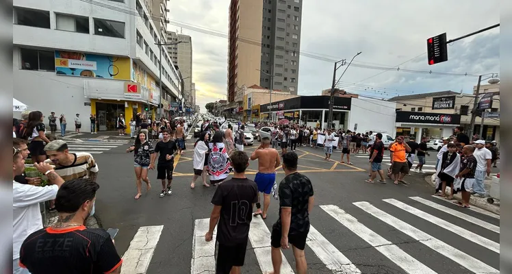Torcida do Corinthians comemorou o título na Vicente Machado