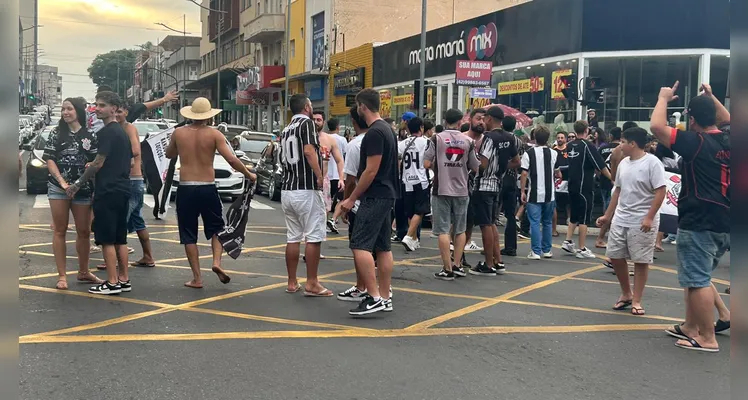 Torcida do Corinthians comemorou o título na Vicente Machado