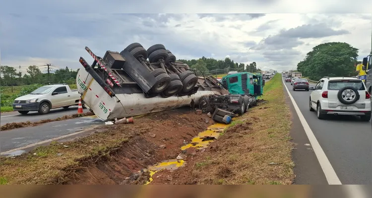 Óleo vegetal derramado por caminhão na BR-376 pode atingir nascente do Rio Tibagi