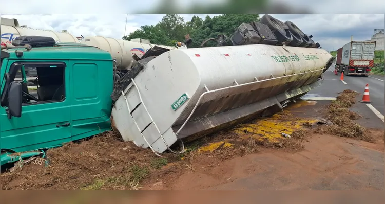 Óleo vegetal derramado por caminhão na BR-376 pode atingir nascente do Rio Tibagi
