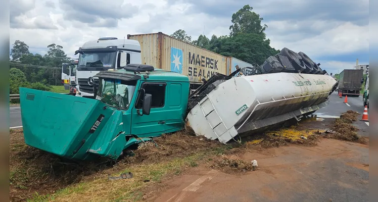 Óleo vegetal derramado por caminhão na BR-376 pode atingir nascente do Rio Tibagi