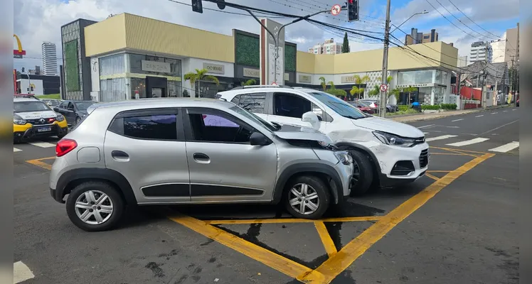 Veículos colidem em cruzamento da 'Balduíno Taques' no Centro de Ponta Grossa