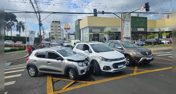 Veículos colidem em cruzamento no Centro de Ponta Grossa
