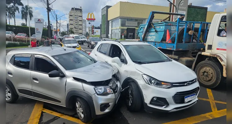 Veículos colidem em cruzamento da 'Balduíno Taques' no Centro de Ponta Grossa