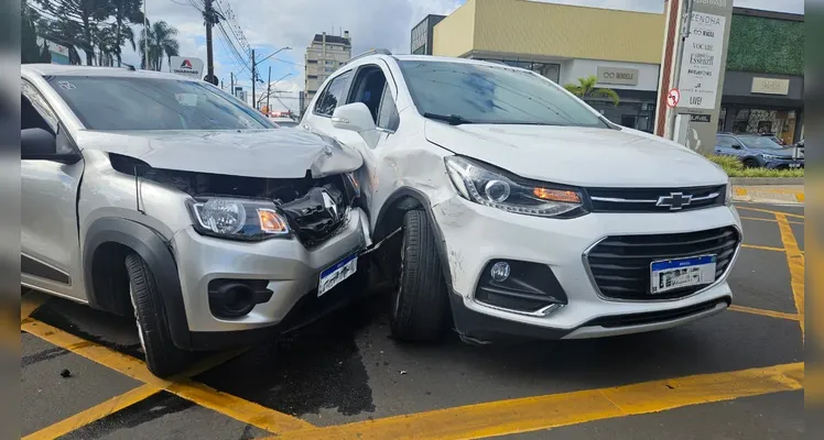 Veículos colidem em cruzamento da 'Balduíno Taques' no Centro de Ponta Grossa
