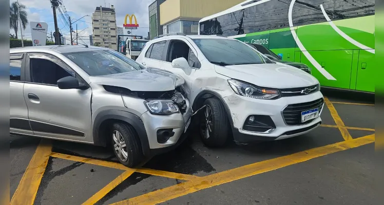 Veículos colidem em cruzamento da 'Balduíno Taques' no Centro de Ponta Grossa