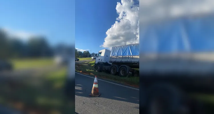 Colisão entre carretas atrapalha trânsito em viaduto da BR-376, em Ponta Grossa