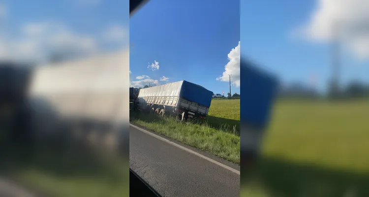 Duas carretas atrapalham trânsito em viaduto da BR-376, em Ponta Grossa