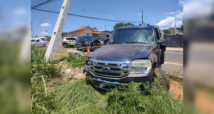 Caminhonete é arremessada contra poste após acidente em PG