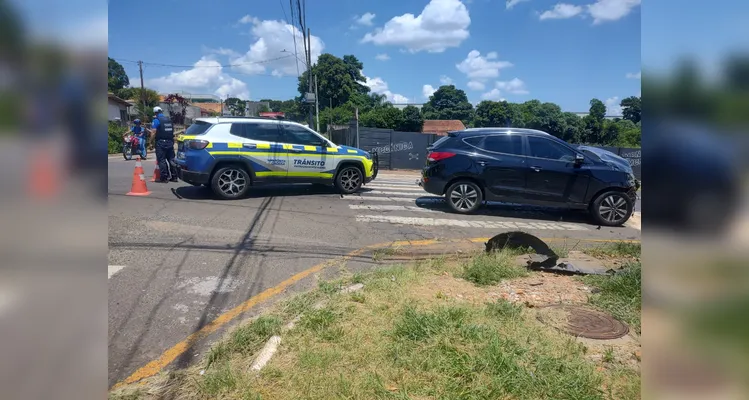 Caminhonete é arremessada contra poste após acidente em PG