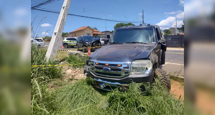 Caminhonete é arremessada contra poste após acidente em PG