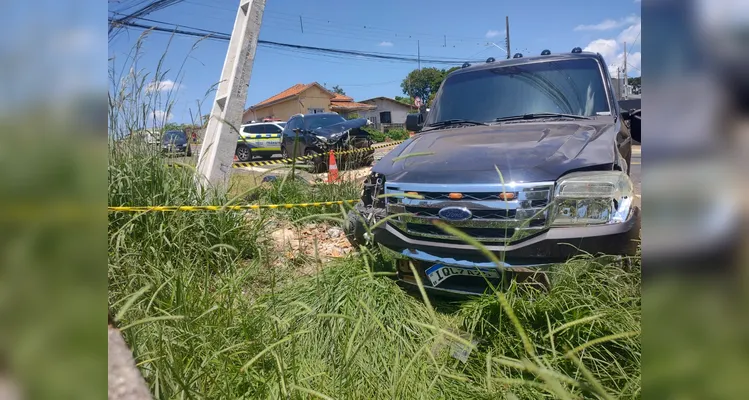 Caminhonete é arremessada contra poste após acidente em PG