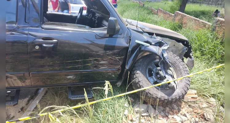 Caminhonete é arremessada contra poste após acidente em PG