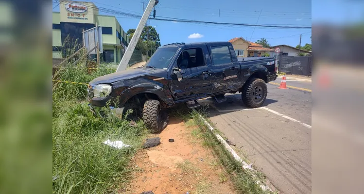 Caminhonete é arremessada contra poste após acidente em PG