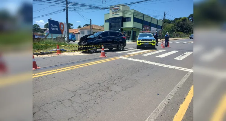 Caminhonete é arremessada contra poste após acidente em PG