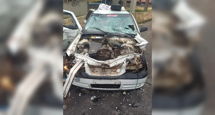 Gol colidiu contra a traseira do caminhão que estava desacelerando