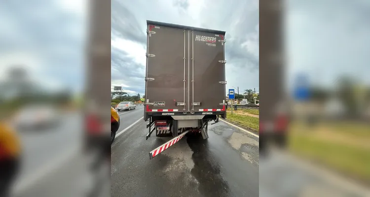 Gol colidiu contra a traseira do caminhão que estava desacelerando