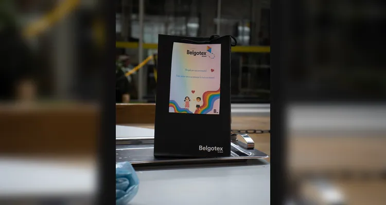 As imagens serão transformadas em placas de segurança que passarão a integrar os espaços da fábrica, levando uma mensagem clara e sensível