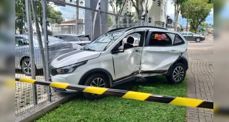 Suposto racha termina com carros destruídos e motociclista ferido em via rápida de Curitiba