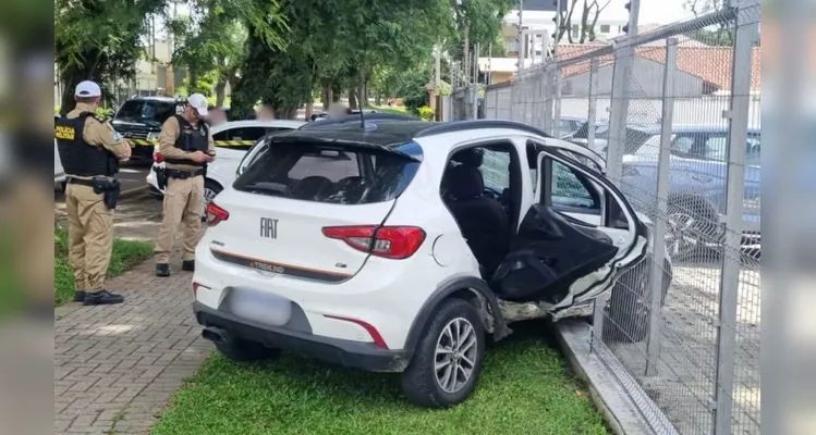 Suposto racha termina com carros destruídos e motociclista ferido em via rápida de Curitiba