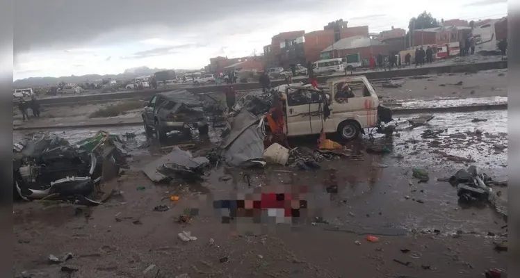 Avião da Força Aérea da Bolívia cai e deixa ao menos 15 mortos; veja vídeo