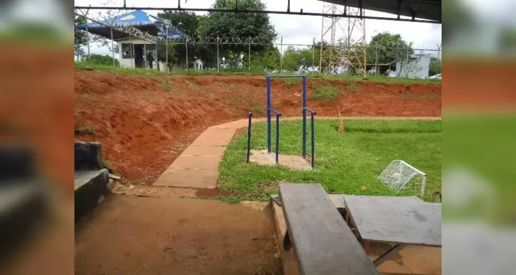 Pista de caminhada e campo de futebol localizados na área comum do Complexo da Papuda