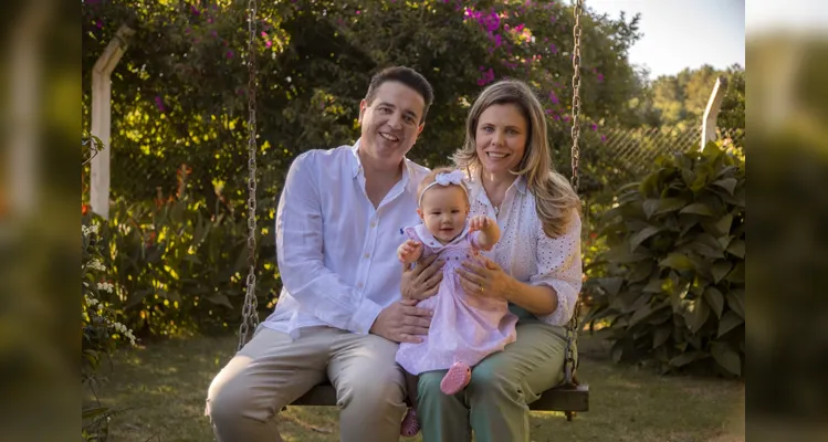 BRINDE À VIDA – A empresária e geneticista, especialista em biotecnologia, Milene Terasawa, celebra nesta quinta-feira (22) a chegada de mais um ano de vida, em um momento reservado à intimidade familiar. No registro, Milene aparece ao lado do marido, Mauricio Terasawa, e da filha, a doce Ana Carolina, simbolizando amor, união e gratidão. Da Coluna RC, votos de felicidade, saúde, sucesso e contínuas conquistas em sua trajetória pessoal e profissional.