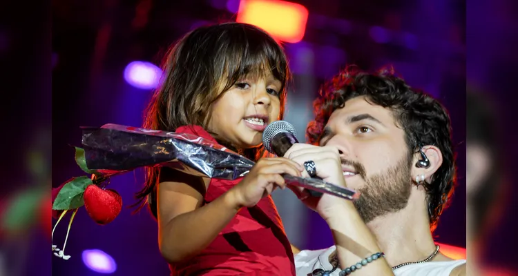Gustavo Mioto leva fã mirim ao palco