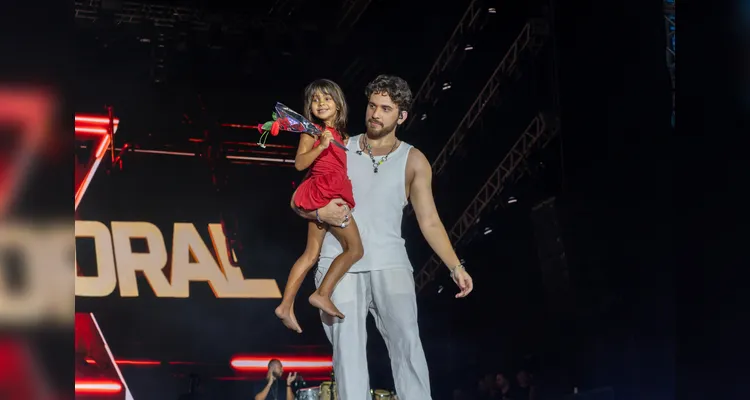 Gustavo Mioto leva fã mirim ao palco