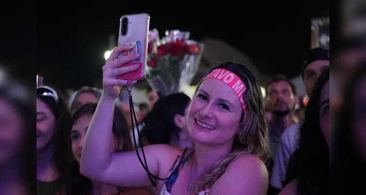 Publício curte show de Gustavo Mioto no litoral do Paraná