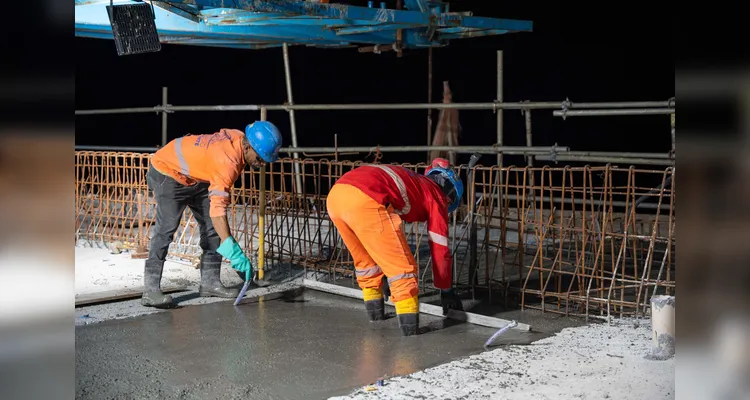 A operação foi realizada durante a noite porque a temperatura é mais estável.