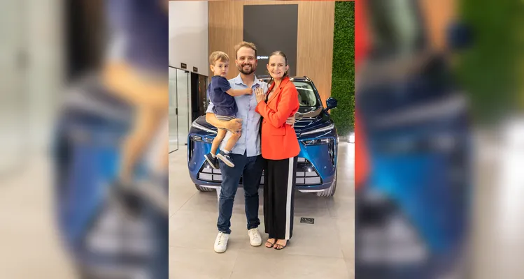 FELICITAÇÕES – A advogada Dyessica Ambrosini celebrou mais um ano de vida na última quarta-feira (28). No registro, aparece ao lado do esposo, Vinicius Grachinski, e do pequeno Bernardo, em um retrato de amor, união e cumplicidade familiar. Da Coluna RC, votos de felicidades e um futuro repleto de conquistas.