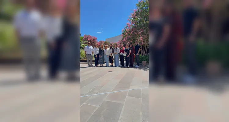 ENCONTRO- Recentemente aconteceu o Encontro de Marketing do Grupo Tacla, reunindo profissionais de diferentes empreendimentos em dois dias de imersão voltados à troca de experiências, inovação e visão estratégica. A programação contou com um encontro exclusivo com Cristiano Kruel, chefe de inovação e sócio da StartSe, além de visitas técnicas aos empreendimentos da Tacla Shopping, maior grupo de shoppings do Sul do país. O roteiro incluiu o City Center Outlet Premium, em Campo Largo, o Palladium Ponta Grossa e o mais novo lançamento do grupo, o Plaza Campos Gerais.
Da direita para a esquerda: Geverson Rodrigues (Palladium Ponta Grossa), Daniela Leal (Shopping Estação), Vanessa Andretta (Ventura Shopping), Maria Aparecida de Oliveira (diretora de Marketing da Tacla Shopping / Palladium Curitiba), Fernanda Hickson (City Center Outlet Premium), Gabrielle Ribeiro (Shopping Cidade Sorocaba), Cheile Back (Catuaí Palladium Foz), Nayara Nabhan (Palladium Umuarama) e Gian Machado (Plaza Campos Gerais).