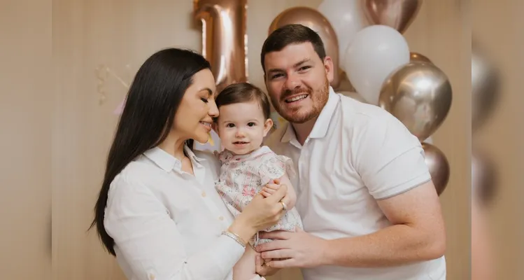 FELICITAÇÕES – O empresário Gustavo Walter celebrou mais um ano de vida na última segunda-feira (19), envolto em um momento de puro amor e ternura. No registro, ao lado da esposa Jessica Bertolino Walter e da filha recém-nascida, a doce Laura, o casal traduz a alegria de uma fase especial. Da Coluna RC, votos de saúde, sucesso e muitas bênçãos a essa linda família.