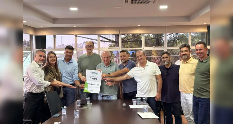 O deputado estadual esteve na Prefeitura Municipal de Castro.