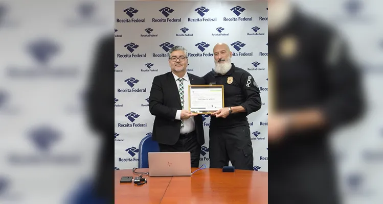 Receita Federal em Ponta Grossa presta homenagem à Polícia Civil